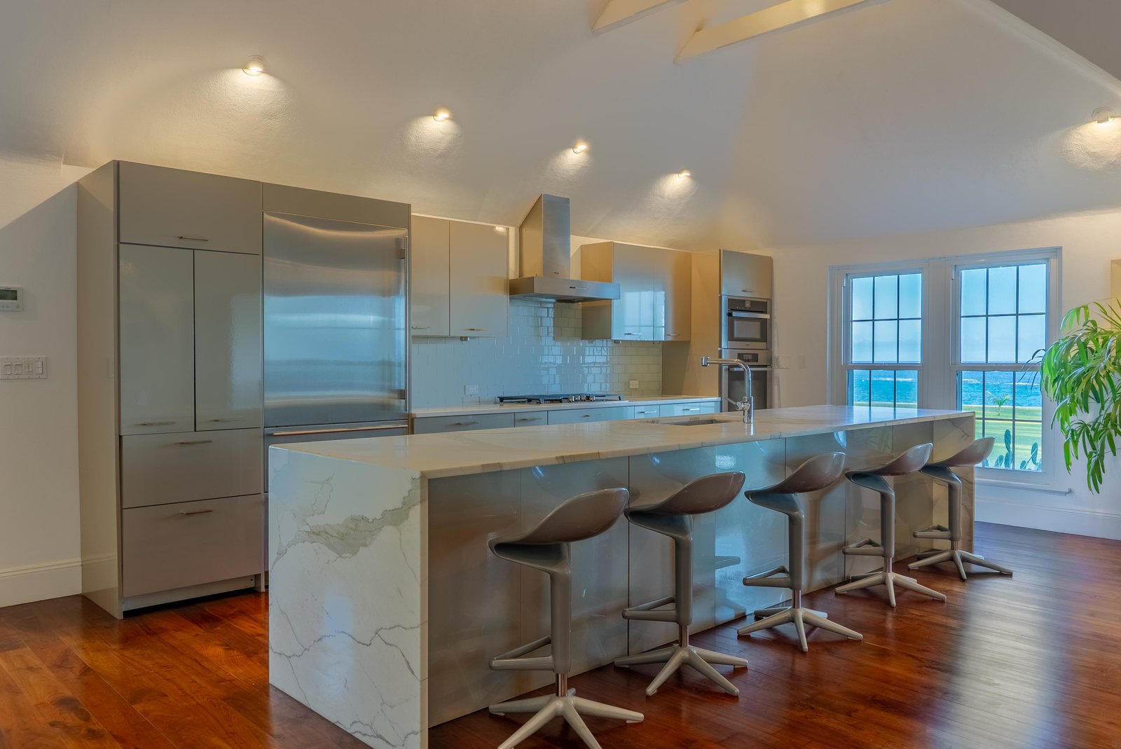 Luxury Beach-Front Executive Home - Kitchen 3